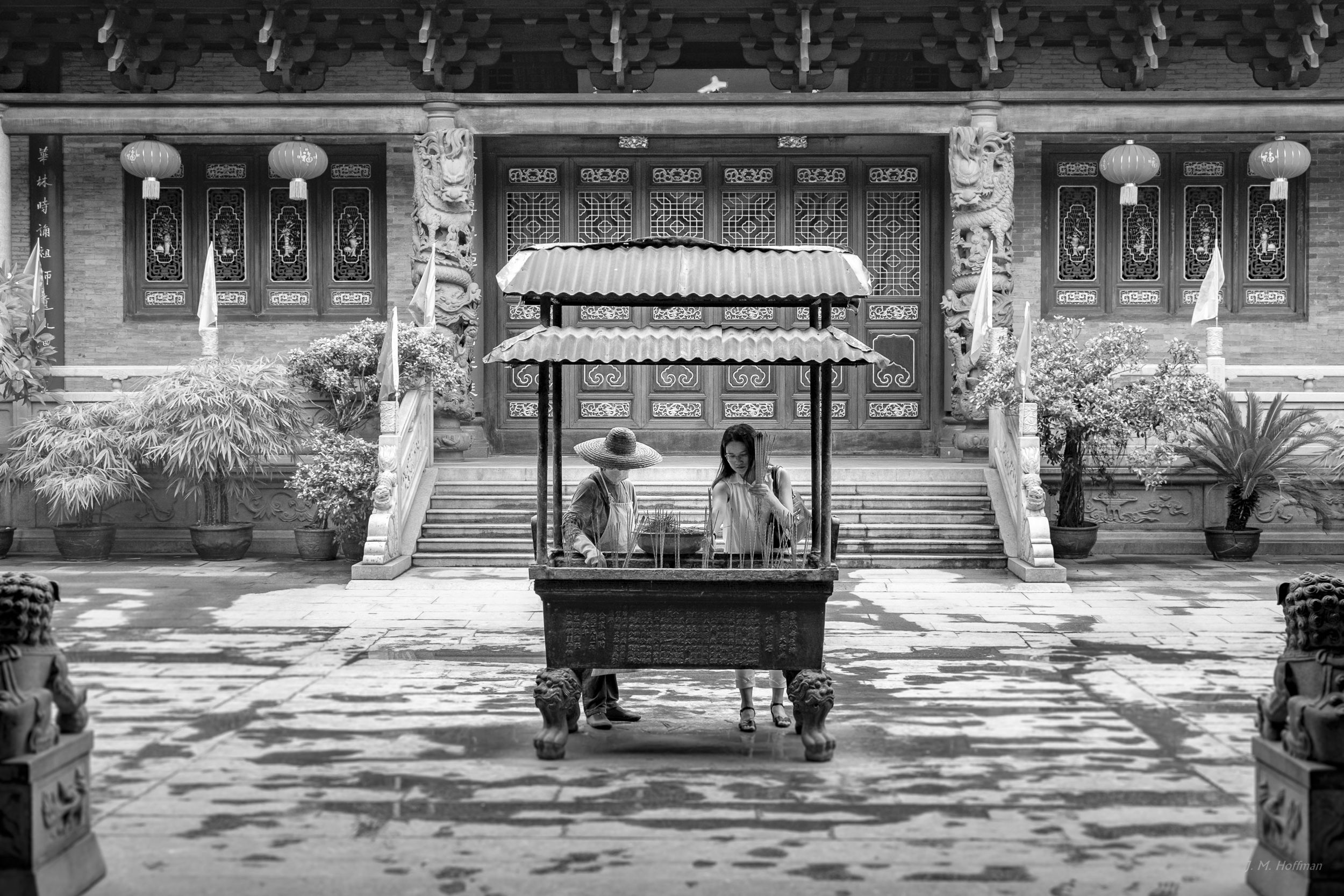 The Hualin Temple of 500 Gods in Guangzhou on the Chinese mainland welcomes visitors with its tranquil, otherworldly timelessness.: Guangzhou, China